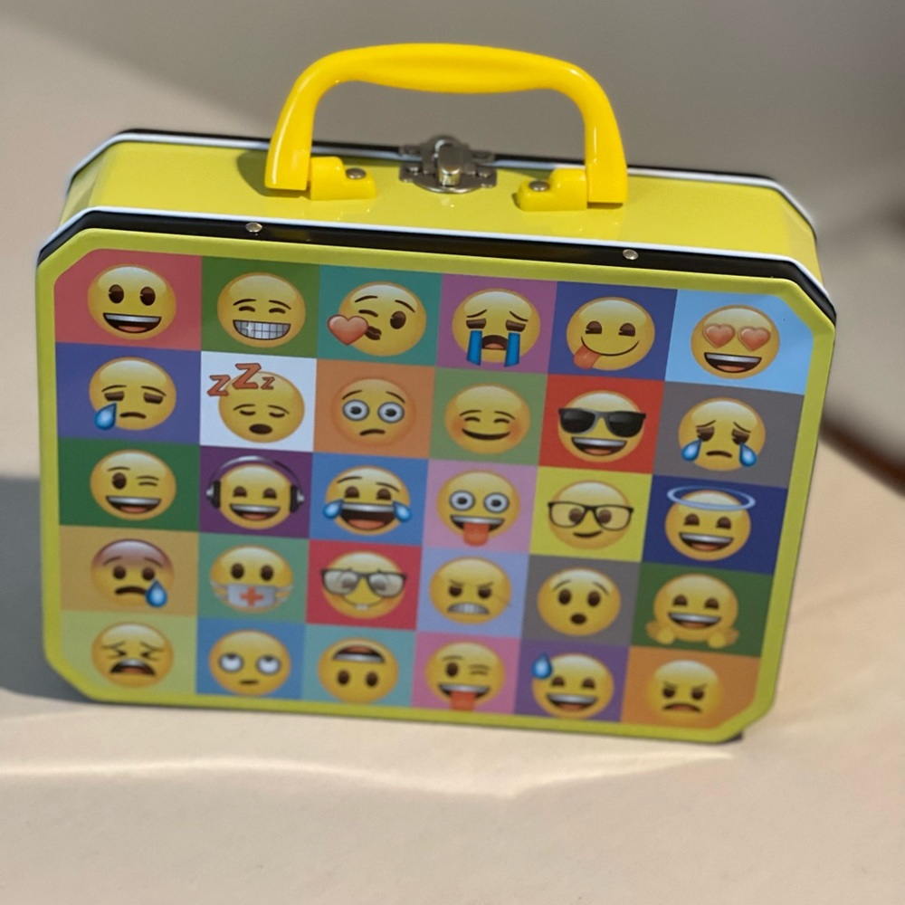 Emoji lunchbox Metalic, can be used to carry small toys